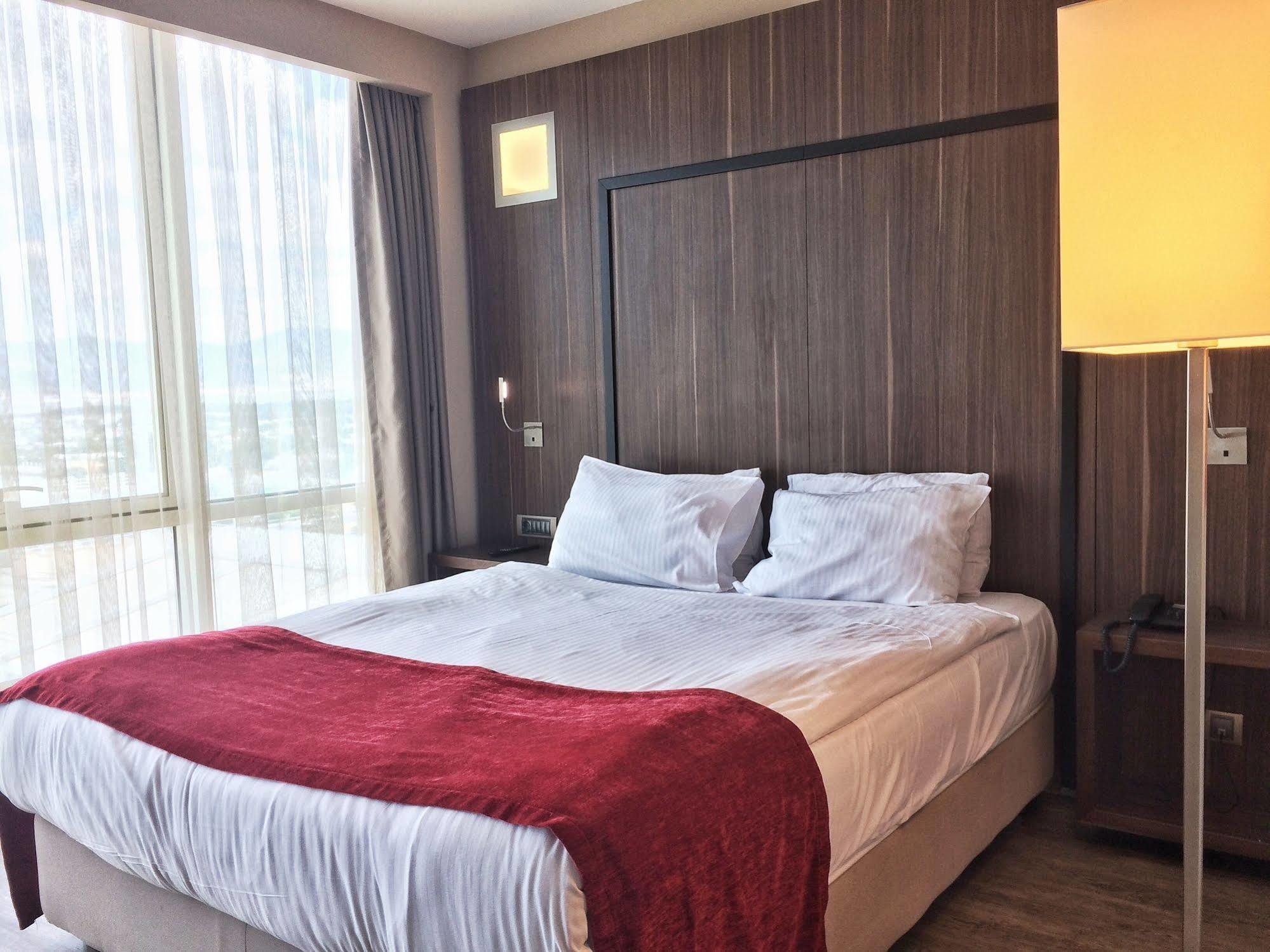 Ramada Encore By Wyndham Измир Екстериор снимка